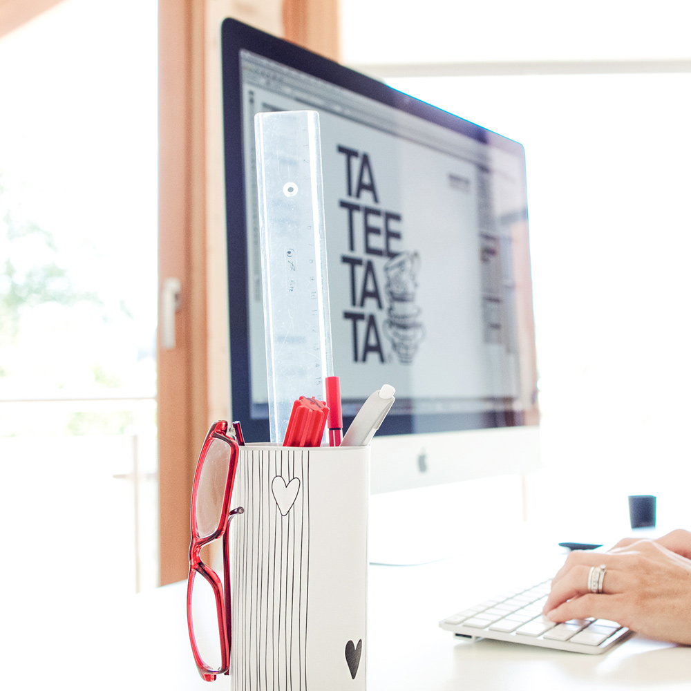 Deine Teedose von TaTeeTaTa macht sich auch auf deinem Schreibtisch gut